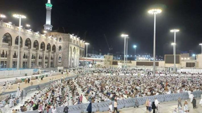 Jemaah shalat fardhu di Masjidil Haram, Mekkah.