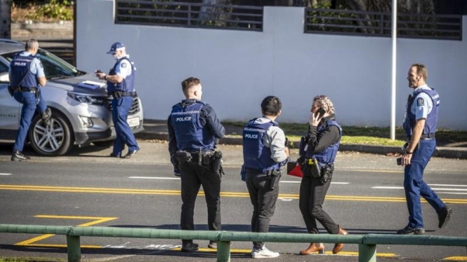 Polisi mengamankan area penusukan di Auckland, Selandia Baru.