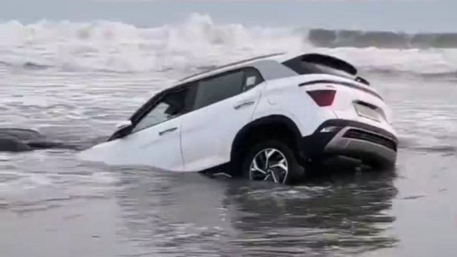 Hyundai Creta terbawa ombak laut