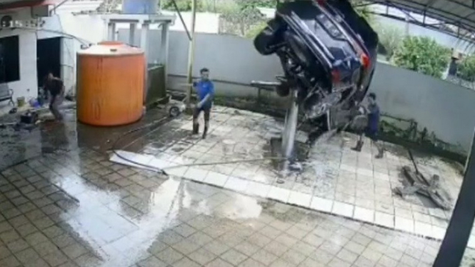 Fortuner terjatuh dari mesin hidrolik pencucian mobil