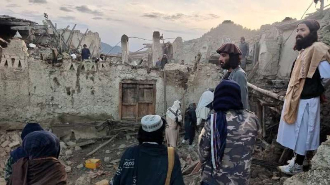 Warga menyaksikan kehancuran bangunan di Paktika, Afghanistan usai gempa