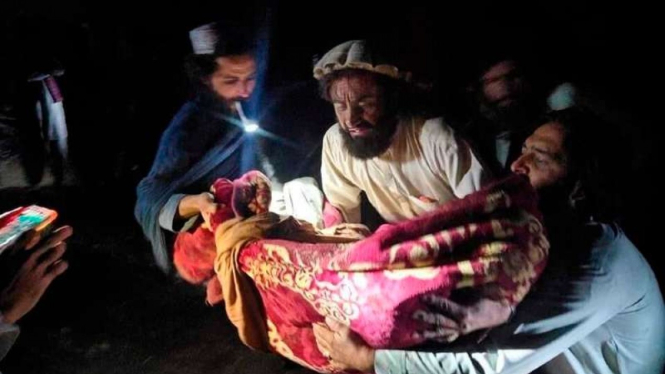 Warga sipil mengevakuasi korban luka saat terjadi gempa Afghanistan
