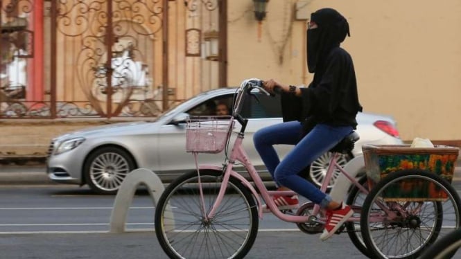 Perempuan Saudi bersepeda di jalanan di Jeddah, Arab Saudi