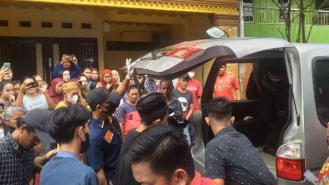 Proses evakuasi jenazah pria di Makassar yang tewas dianiaya oleh ayah kandung. 
