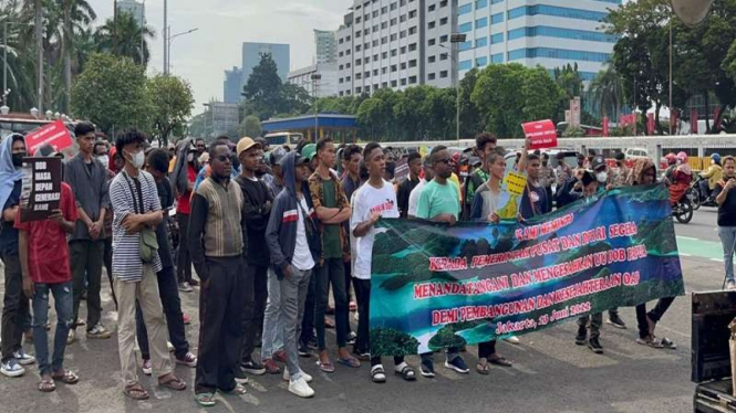 Mahasiswa Papua berunjuk rasa mendesak pengesahan RUU DOB