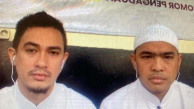 Putra Siregar (kanan) dan Rico Valentino saat menghadiri sidang penganiayaan secara online
