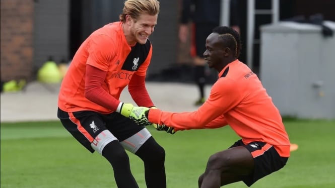 Loris Karius bersama Sadio Mane. 