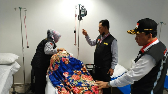 Kadaker Bandara PPIH, Haryanto jenguk jemaah sakit.