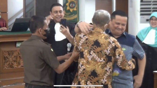 Irjen Napoleon bersama M Kece berpelukan di sidang