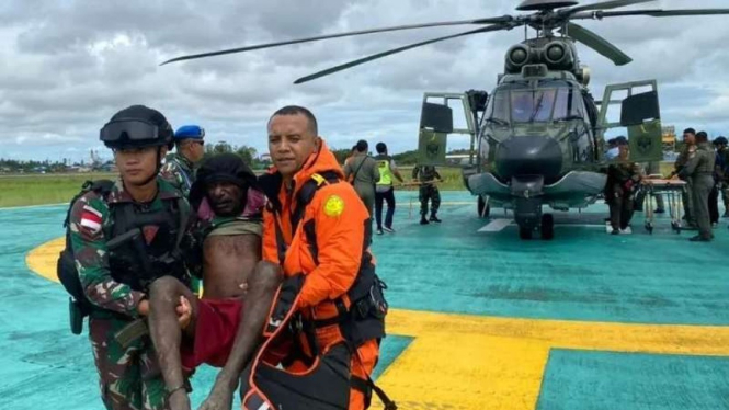 VIVA Militer: Prajurit TNI AU dan Tim SAR evakuasi penumpang pesawat Susi Air