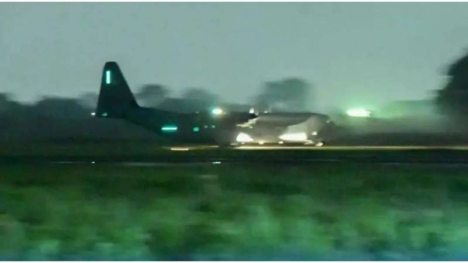 VIVA Militer: Pesawat US PACAF mendarat di Lanud Abdurahman Saleh, Malang