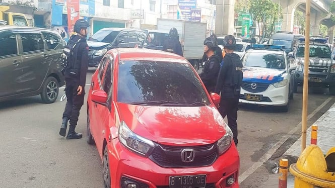 Mobil terparkir berisi senjata laras panjang di Palembang