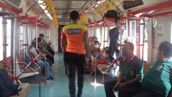 Bagian dalam KRL Solo-Jogja pada uji coba rute Solobalapan-Palur.