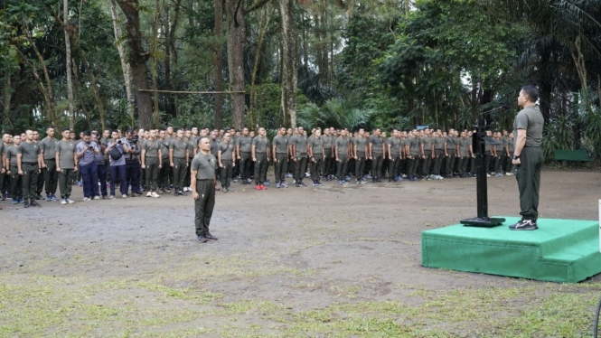 VIVA Militer: KSAD Jenderal Dudung pimpin Apel Dansat TNI AD di Puncak Tidar 