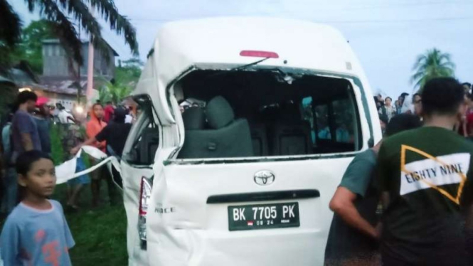 Minibus Toyota Hi-Ace ditabrak kereta api di Serdang Bedagai.