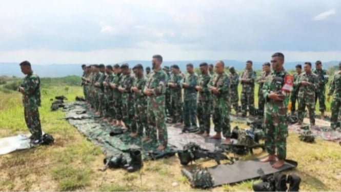 VIVA Militer: Prajurit Petarung Marinir TNI AL Solat Jum'at ditengah latihan