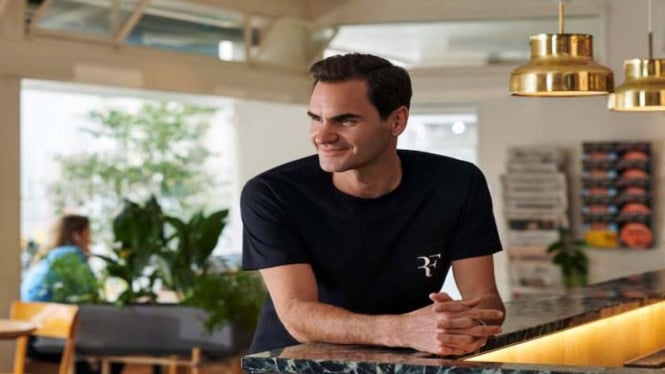 Roger Federer dengan kaos Uniqlo