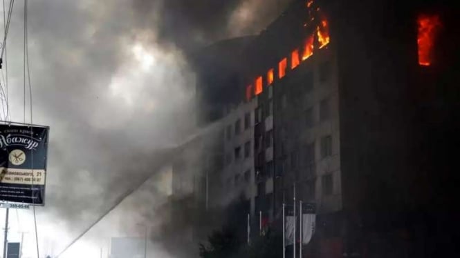 VIVA Militer: Gedung tempat pengungsi Ukraina di Kherson terbakar