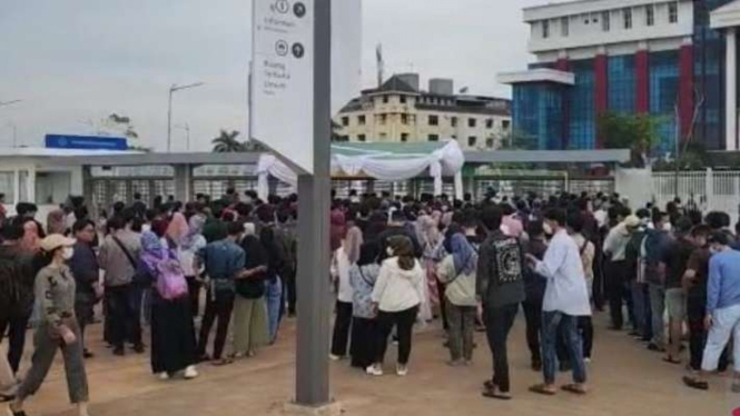 Ratusan warga menyerbu tempat penukaran tiket malam puncak Jakarta Hajatan.