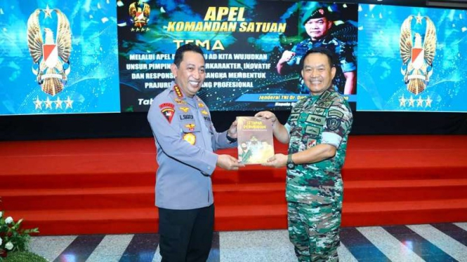 Kapolri Jenderal Listyo Sigit Prabowo bersama KSAD Jenderal TNI Dudung
