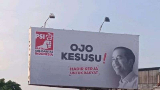 PSI pasang spanduk bergambar Jokowi dengan tulisan 'ojo kesusu'
