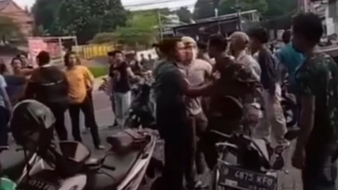 VIVA Militer: Prajurit TNI AL jadi korban pengeroyokan oknum ormas FBR di Bekasi