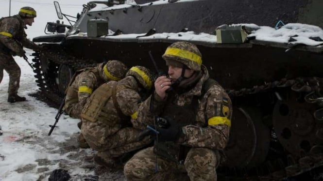 VIVA Militer: Pasukan militer Ukraina berlindung di balik kendaraan lapis baja