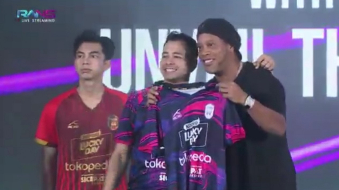 Ronaldinho saat memeriahkan acara peluncuran jersey RANS Nusantara