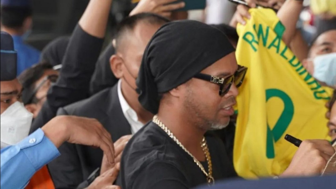 Ronaldinho tiba di Indonesia. 
