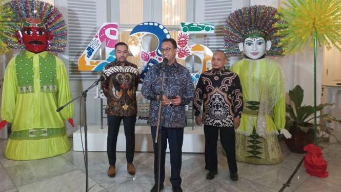 Gubernur DKI Jakarta Anies Baswedan (tengah) bersama pengusaha bakso (kiri)