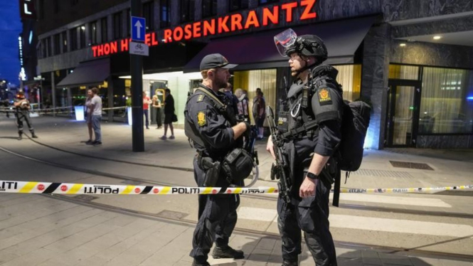 Polisi berjaga-jaga di luar pusat Oslo, Norwegia, Sabtu 25 Juni 2022.