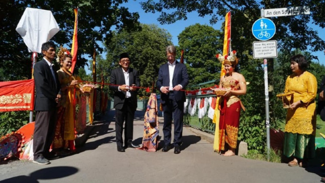  Wali Kota Padang, Hendri Septa ikut meresmikan jembatan Padang Brucke di Kota Hildesheim, Jerman. 