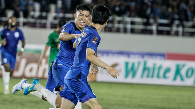 Pemain PSIS Semarang merayakan gol