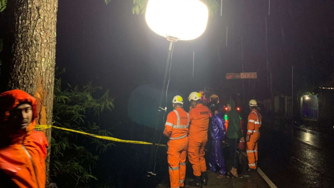 Basarnas cari korban hilang bus masuk jurang di Rajapolah.