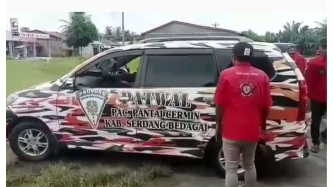 Mobil Ormas bawa pasien