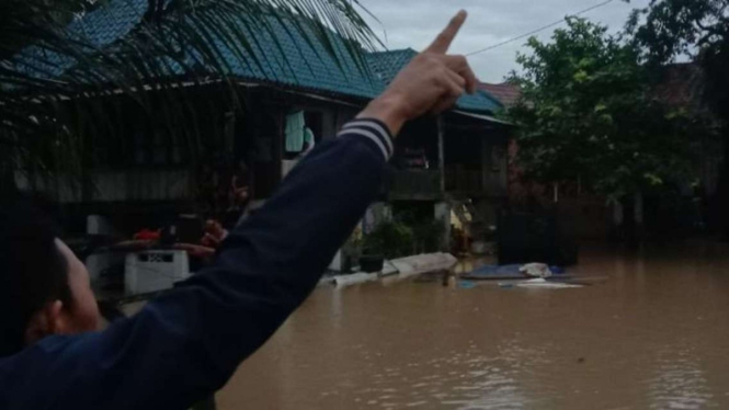 Rumah penduduk di Tanjung Enim, Kabupaten Muara Enim, Sumatera Selatan, mengalami banjir mencapai 2 meter, Minggu, 26 Juni 2022, setelah diguyur hujan intensitas deras berjam-jam.