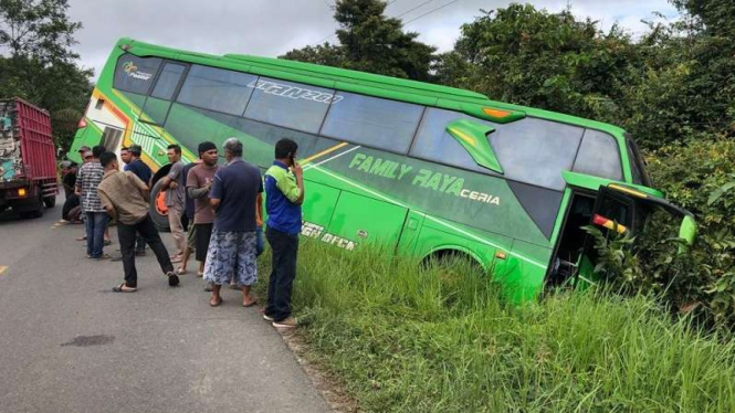 Bus pengantar jemaah haji nyaris masuk jurang