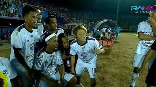 Ronaldinho meladeni permintaan foto
