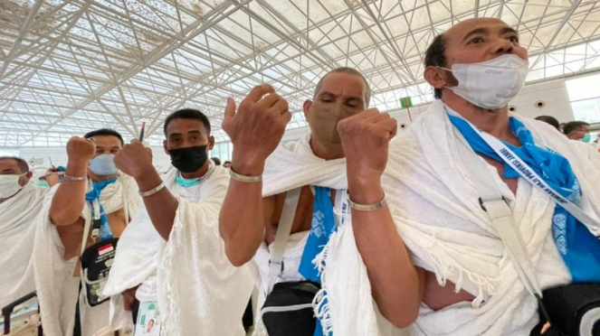 Los devotos indonesios muestran anillos de identidad