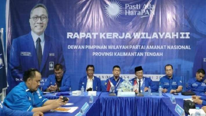 Ketua PAN Kalimantan Tengah Achmad Diran (tiga dari kanan) bersama seluruh pengurus partai melaksanakan rapat kerja wilayah untuk mengusulkan nama bakal capres dan cawapres yang dilaksanakan di Kota Palangka Raya, Minggu, 26 Juni 2022.