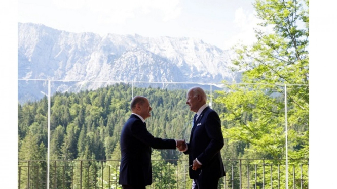 Kanselir Jerman Olaf Scholz menyambut Presiden AS Joe Biden.