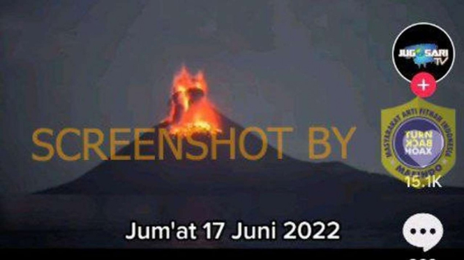 Jepretan layar akun Tiktok mengunggah video yang memperlihatkan sebuah gunung mengeluarkan larva dan diklaim merupakan rekaman peristiwa Gunung Anak Krakatau yang bocor pada Jumat, 17 Juni 2022.