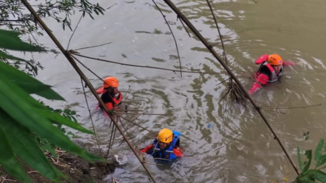 Tim SAR melakukan pencarian nenek Mariyem di Sungai Mungkung Sragen