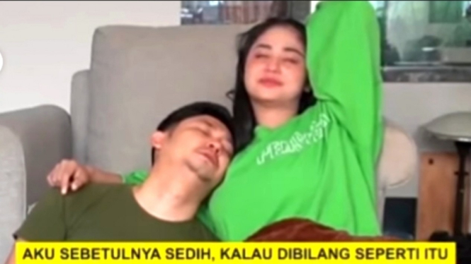 Viral video Angga Wijaya curhat blak-blakan saat dihipnotis soal perilaku Dewi Perssik. 