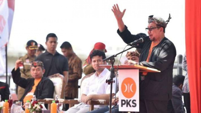 Ketua Majelis Syuro PKS Habib Dr Salim Al Jufri memberikan sambutan di sela peringatan Hari Laut Dunia di area Pantai Kenjeran Surabaya, Jawa Timur, Minggu, 26 Juni 2022.