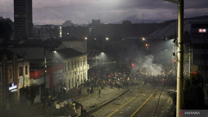 Pendemo melakukan aksi protes anti-pemerintah di Quito, Ekuador.