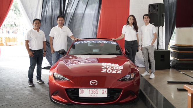 Perwakilan PT Eurokars Motor Indonesia bersama perwakilan Mazda Kuta