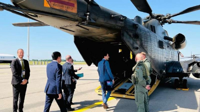 VIVA Militer: Presiden Jokowi naik Helikopter Militer Sikorsky CH-35 di Jerman