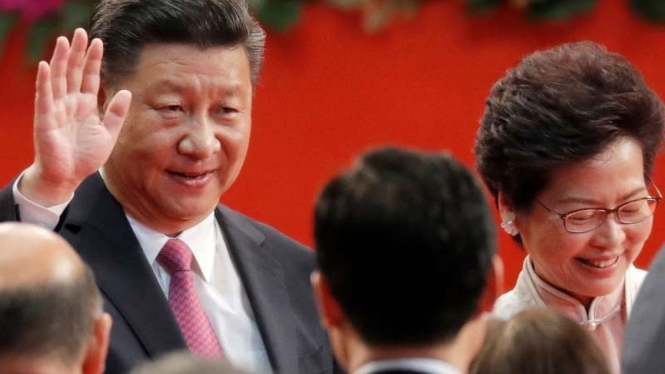Presiden China Xi Jinping (kiri) dan pemimpin Eksekutif Hong Kong Carrie Lam