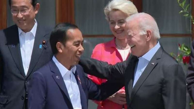 Momen akrab Jokowi dan Joe Biden di foto bersama G7 tahun 2022